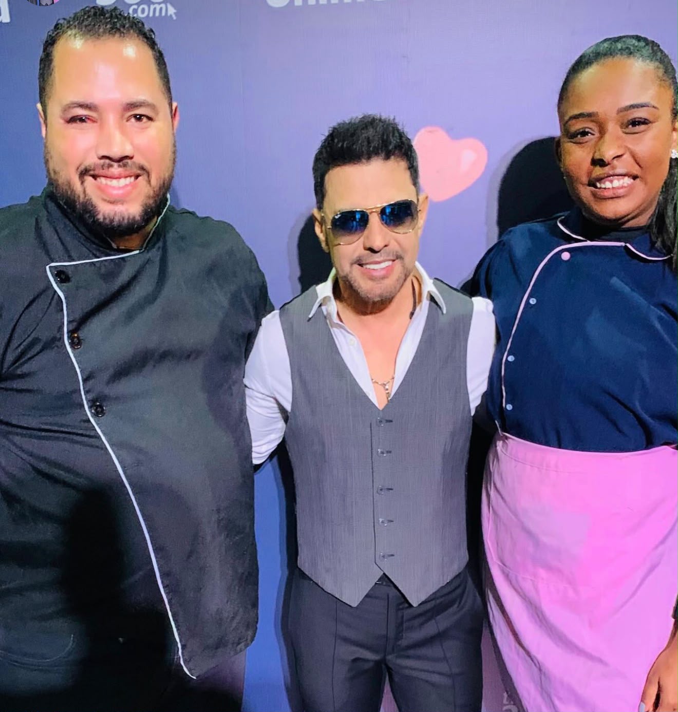 Equipe da Nuvem no Palito ao lado de convidado no evento