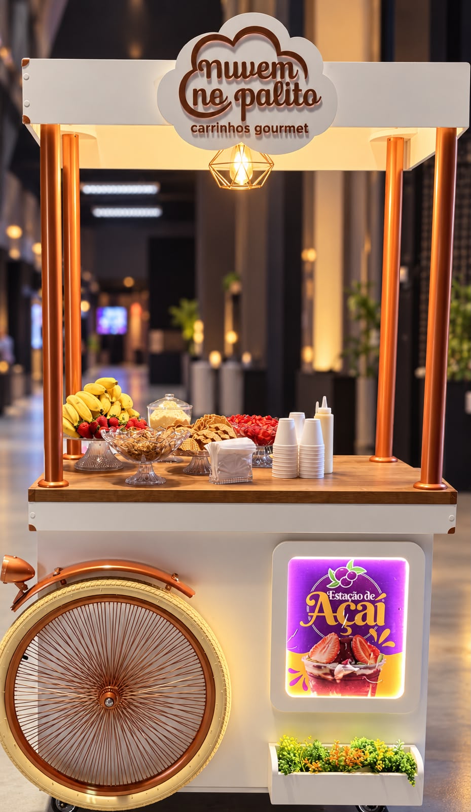 Carrinho da estação de açaí com frutas, granola e coberturas