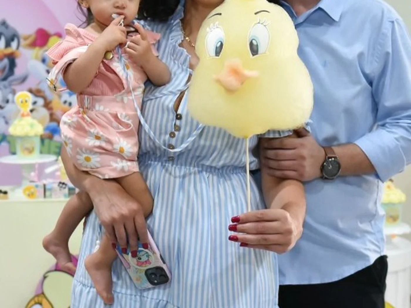 Família com algodão doce artístico em festa infantil