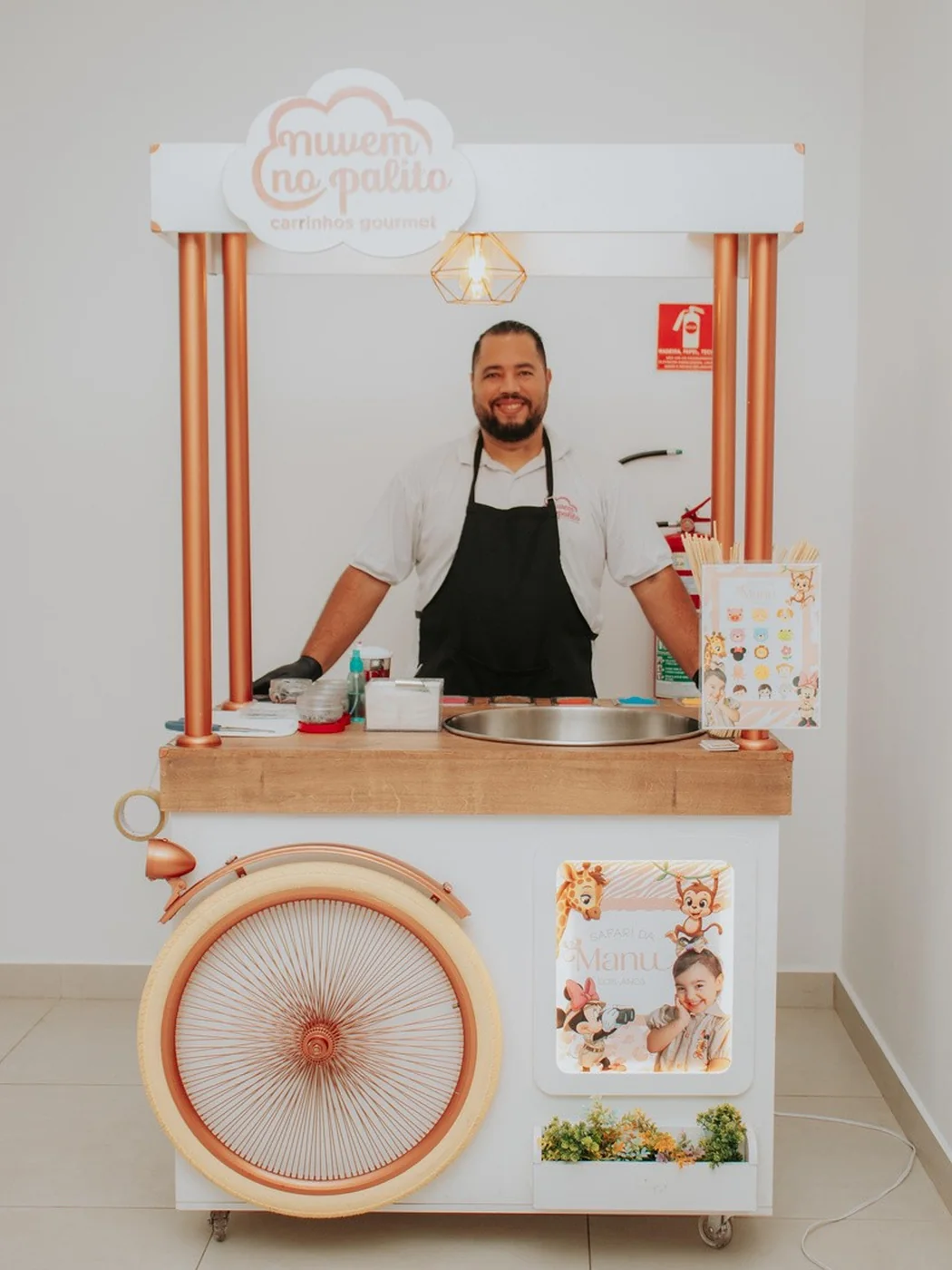 Carrinho de churros gourmet com atendente uniformizado