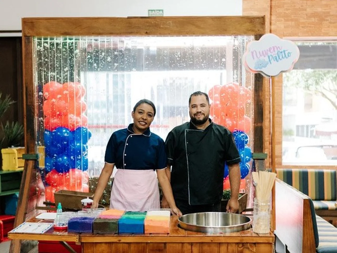Estação montada em festa com balões e decoração