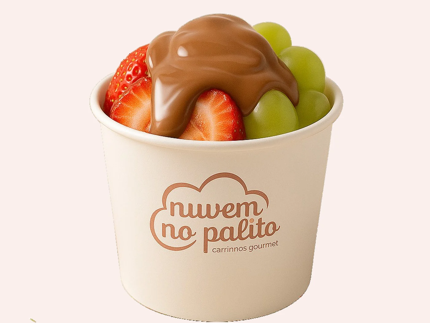 Copo de fondue com morango, uva e banana coberto por calda de chocolate, com a marca Nuvem no Palito
