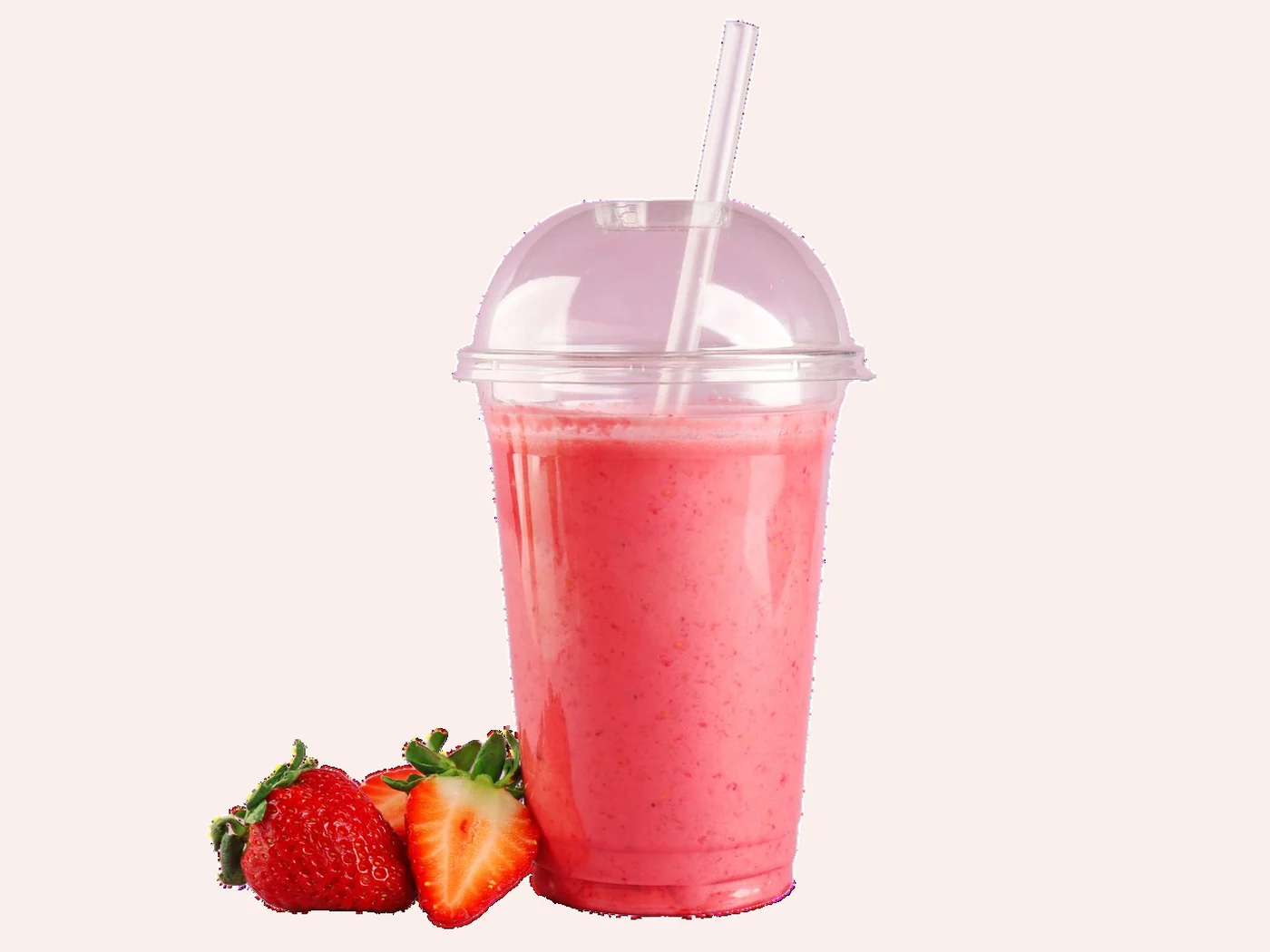 Copo de milk-shake de morango com a marca Nuvem no Palito ao lado de morangos frescos